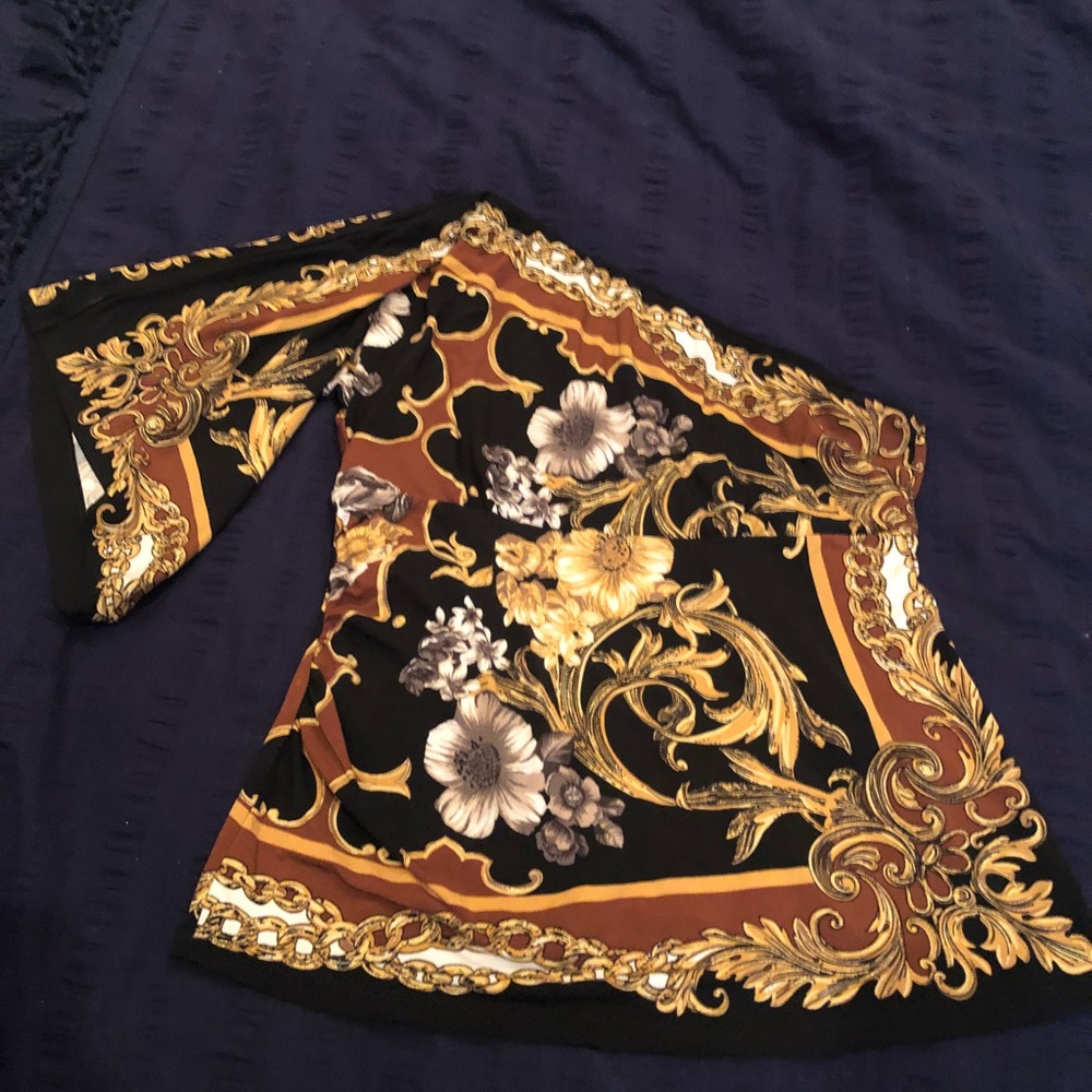 Cache sz M black white and gold